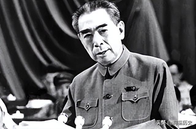走进毛泽东（1976年，毛主席发表2篇诗词，周总理和邓小平听完后有何反应？）