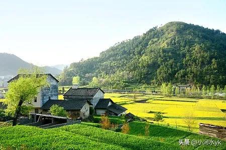 风吹百花香小河水流淌是什么歌，小河水流淌是什么歌曲！